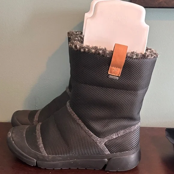 Clark’s Gor-Tex Black Winter Boots with Faux Fur Lining - Picture 1 of 6